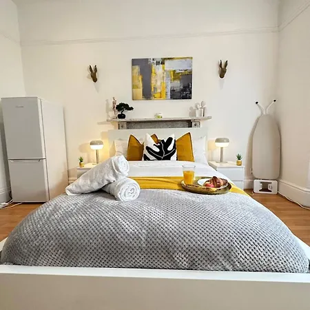 Bright And Airy In Trendy Locale Birmingham